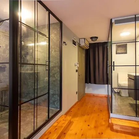 Chic Modern In The Historic Heart Of Fatih *